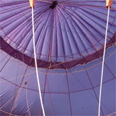 Das Bild zeigt einen lila Heißluftballon von Innen.